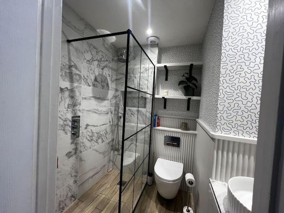 Boutique 2 Storey Home Nr Centre تشيبينغ نورتون المظهر الخارجي الصورة