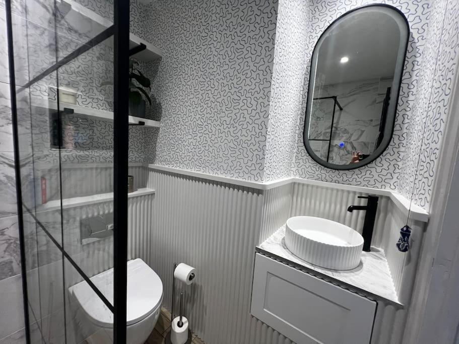 Boutique 2 Storey Home Nr Centre تشيبينغ نورتون المظهر الخارجي الصورة